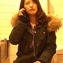 美人ギャルが洋式トイレでおしっこする様子を正面に仕掛けたカメラで盗撮！