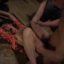 【拘束レイプ動画】廃墟に拉致られ集団で強姦された巨乳娘。号泣で顔面崩壊していても容赦なし！