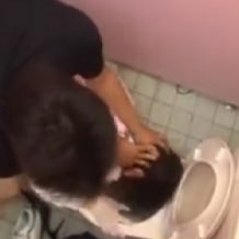 【本物レイプ動画】トイレ便器に顔を抑え込みながら少女を犯して中出しする鬼畜集団がハメ撮り映像・・・