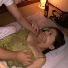 【人妻レイプ動画】家に侵入してきたキチガイにチンコに付けた媚薬を舐めさせられキメセクレイプ