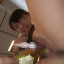 【鬼畜レイプ動画】飛行機で隣に座ったキャリアウーマンのまんこに瓶をぶち込み凌辱レイプ