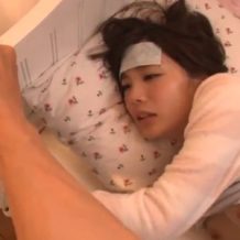 【家庭内レイプ動画】高熱を出して寝てる女の子をベッドに固定しおまんこを…