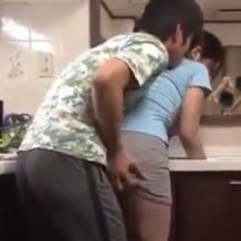 【家庭内レイプ動画】キッチンで家事をしてる母親に発情した息子がそのまま強姦する！