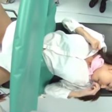 【病院レイプ動画】産婦人科に来たCA美女を変態医師がM字でおまんこ丸見え状態のお姉さんにイタズラ