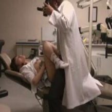 【ロリレイプ動画】小児歯科医が患者のJC少女を麻酔で眠らせ処女マンコを犯す・・・