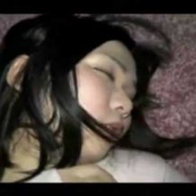 【無修正 昏睡】誤ってヤリサーに入ってしまった女子大生が寝ている途中に犯されてる・・・