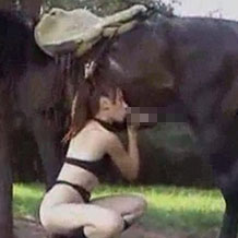 【無修正】馬のペニスを舐めたりシコったりしながらオナニーするセクシー女性